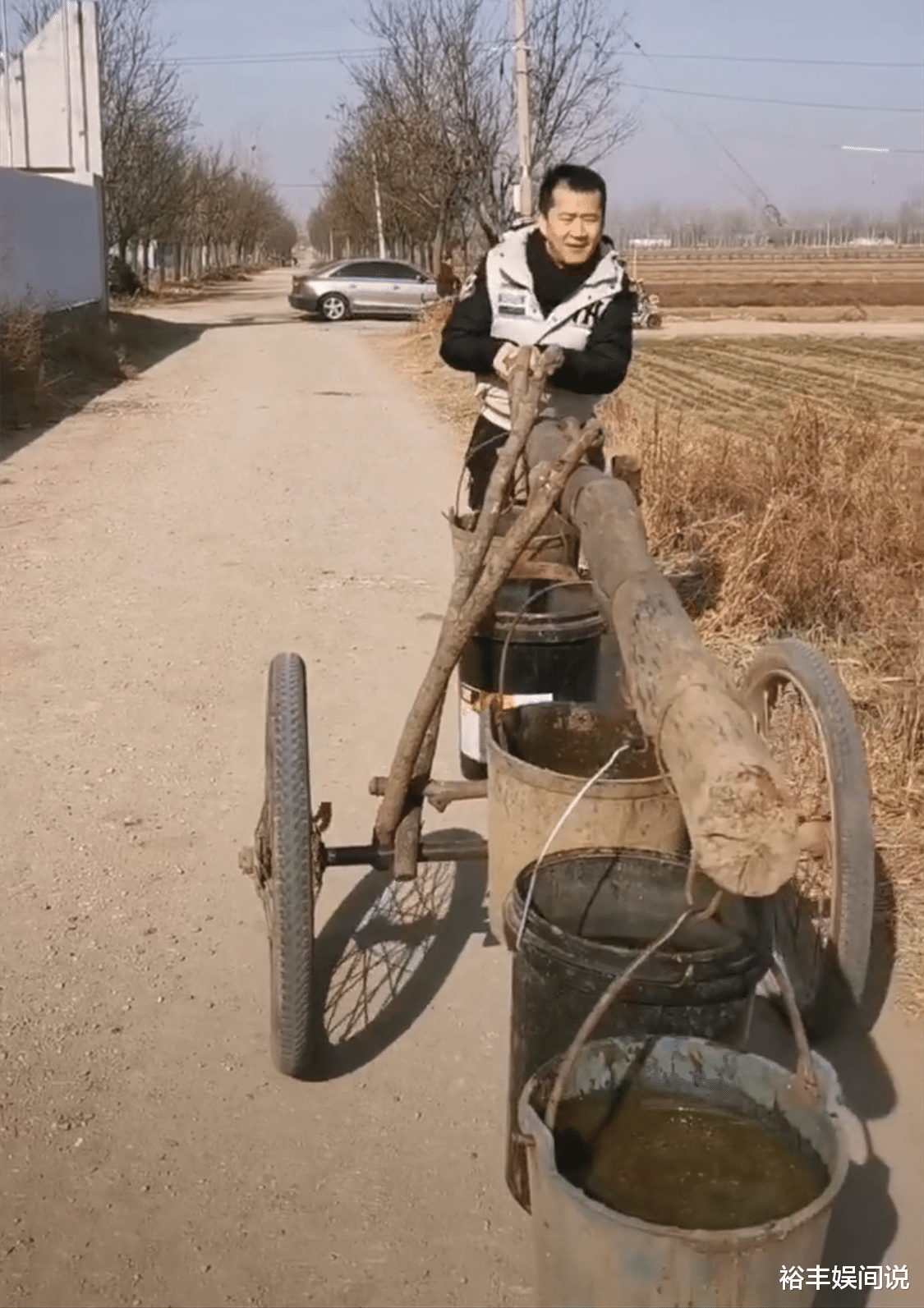 柳岩|知名艺人李嘉明近况落魄？农村街头推大粪车，挂六个桶不断摇晃