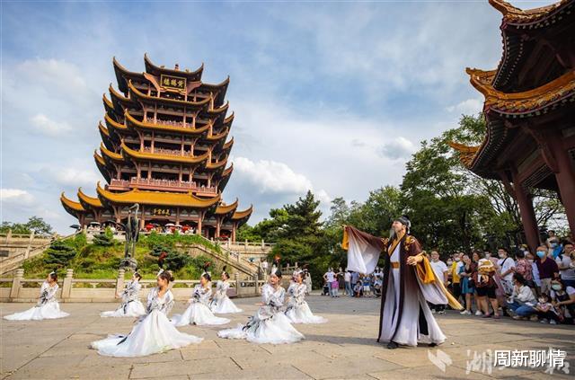 周新聊情|武汉黄鹤楼小长假游人如织，女演员穿薄纱大跳芭蕾
