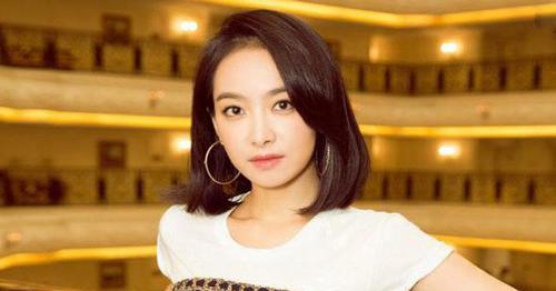 杨幂|明星鞋子掉落的尴尬瞬间：杨幂淡定，周冬雨大方，第4位呆萌