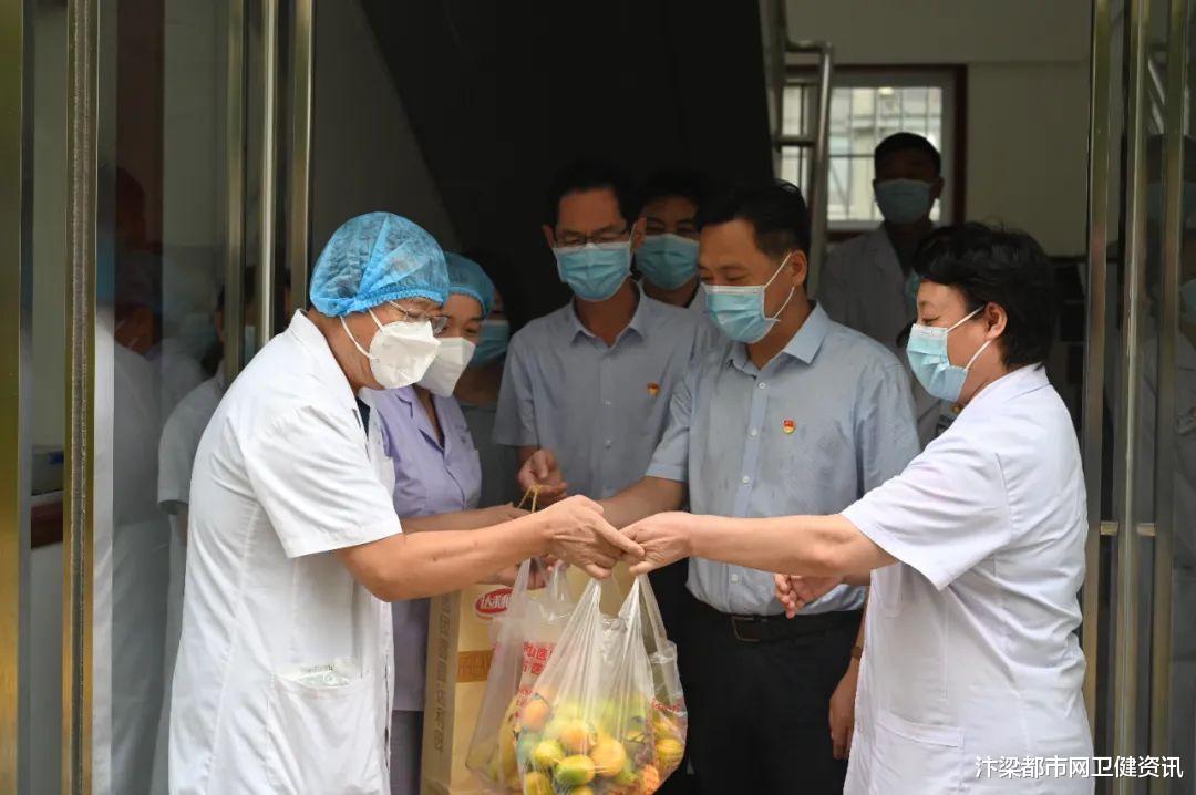 汴梁都市网卫健资讯|开封市第二中医院领导亲切慰问疫情防控一线医护人员