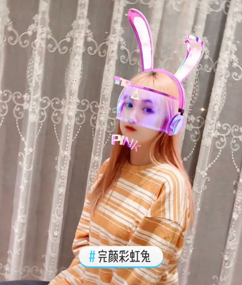 马蓉|马蓉穿旗袍秀婀娜身段，露一截白嫩小腿，身后豪宅富丽堂皇似城堡