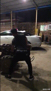 “我从泥里抓了只罕见巨蟹,被夹住就惨了”