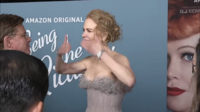 妮可·基德曼|54岁妮可·基德曼穿纱裙亮相新片首映式，很仙！与导演互动真俏皮