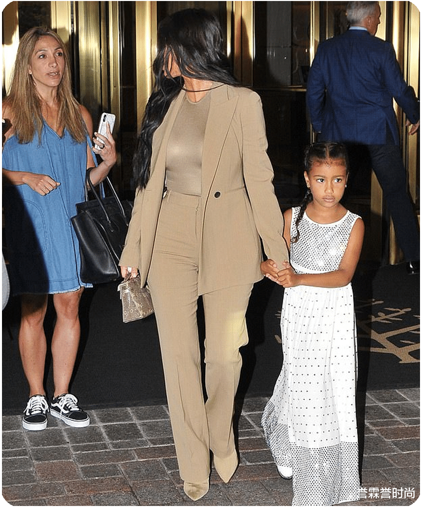 誉霖誉时尚 卡戴珊丰盈身材非穿紧身配西装，既自豪又气质，风光见特朗普