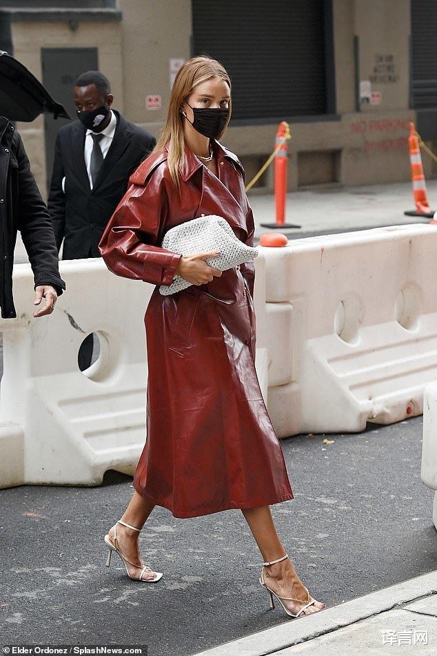 杰森·斯坦森|杰森·斯坦森小20岁未婚妻外出，光腿穿皮风衣很飒，赞硬汉能带娃