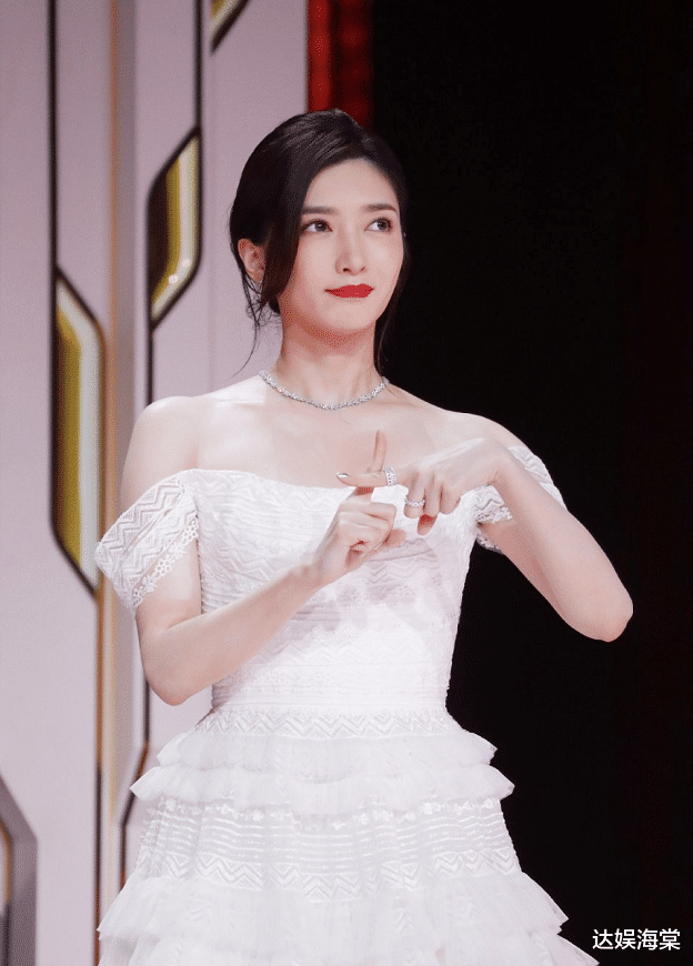 胡歌|胡歌否认和薛佳凝复合，江疏影晒美照暗示想结婚，网友：复合算了