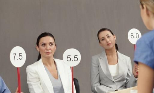 求职|女面试官：我在洗澡，突然有人闯进来，我该遮哪里？美女巧妙回答