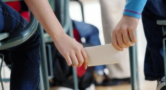 一更育儿|小学生上课传纸条被“截胡”，内容让老师欲哭无泪，把你家长叫来