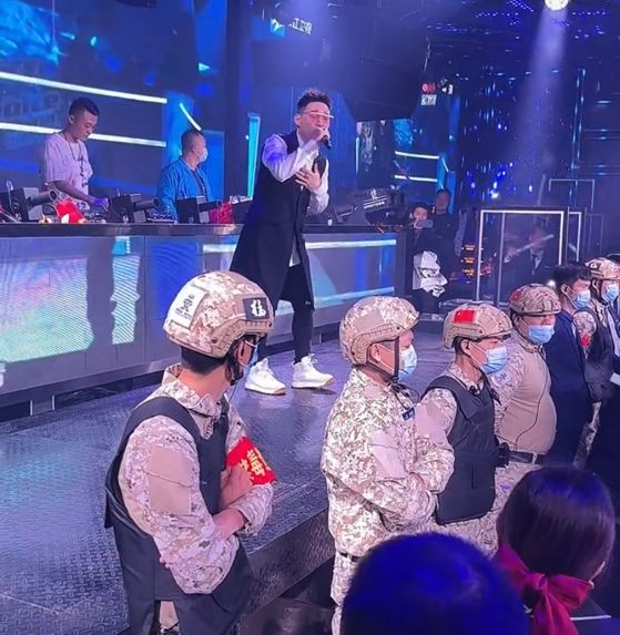 黄勇|海南琼中：歌手黄勇现身酒吧，保安们站成一排保护，曾是那英徒弟