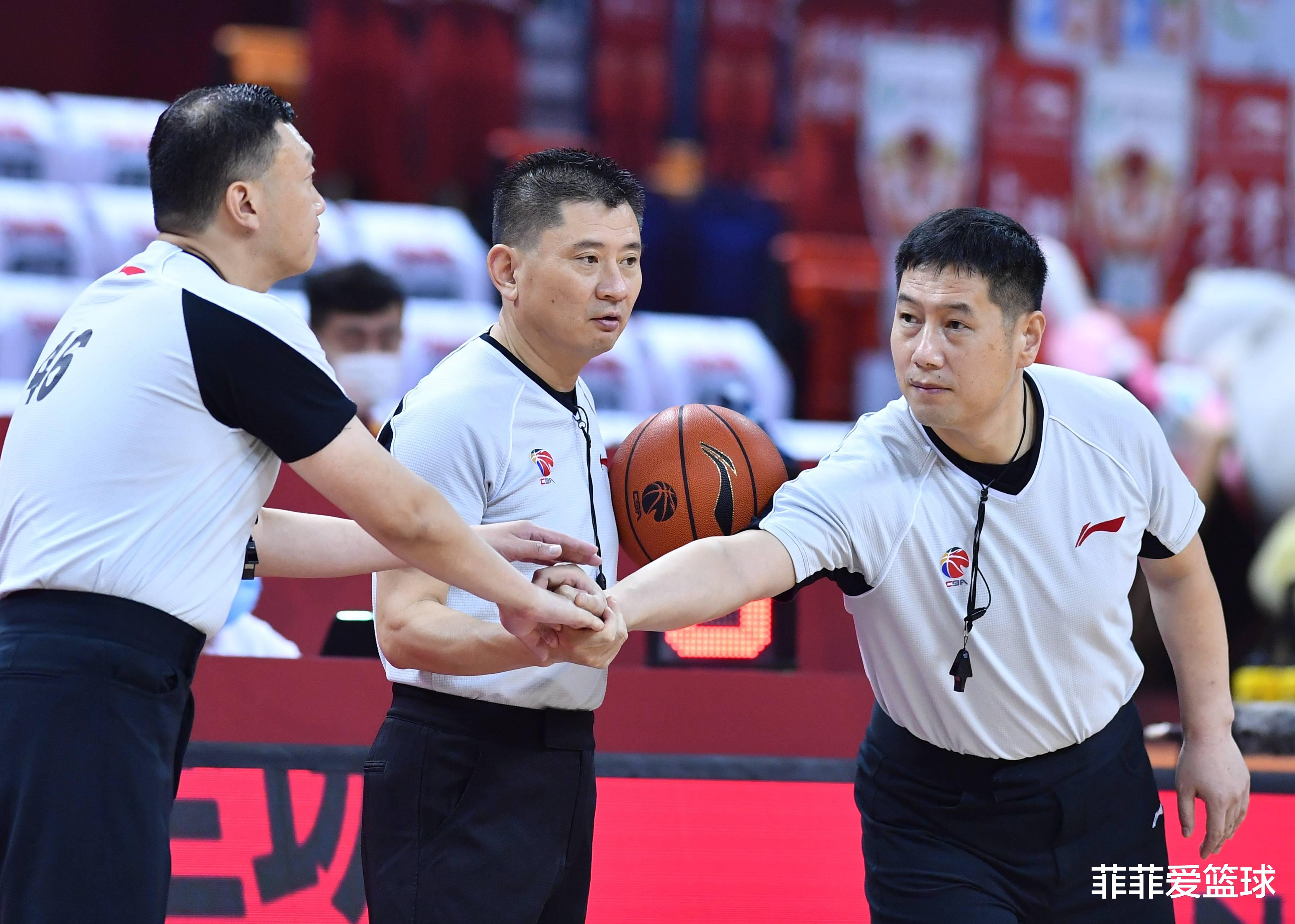 李章洙|CBA赛场5人冲突！三人吃技术犯规，裁判反应获球迷称赞