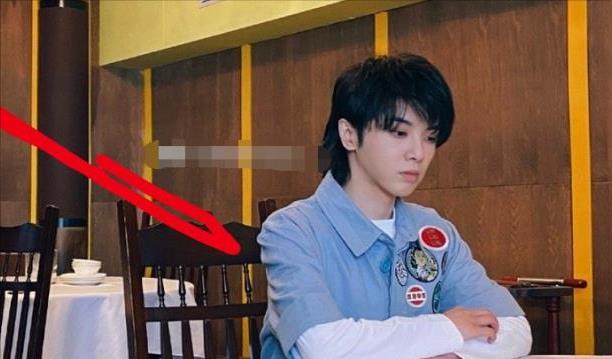 华晨宇|张碧晨华晨宇关系有进展？两人同桌吃饭，女方手上钻戒抢镜