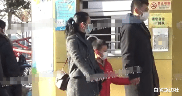 秦海璐|秦海璐一家开300万豪车游玩,6岁儿子罕见露面,手戴鸽子蛋钻戒