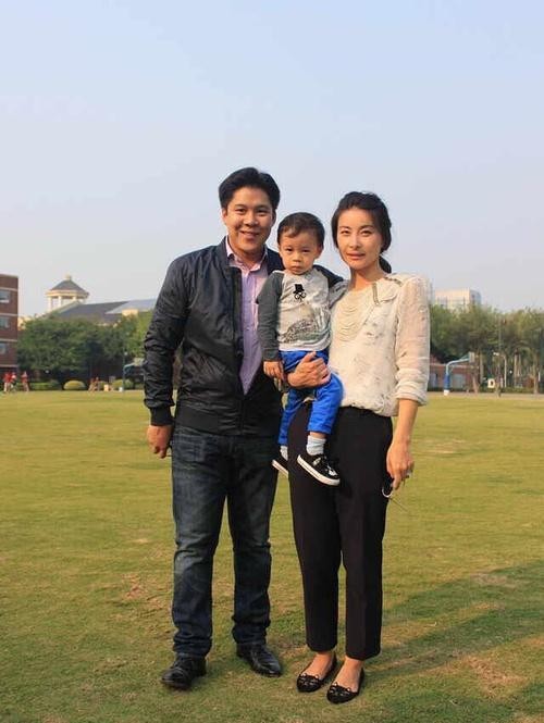 八只爪的猫|郭晶晶重返奥运会当裁判,机场穿小黑裤启程赴日,真不像豪门阔太