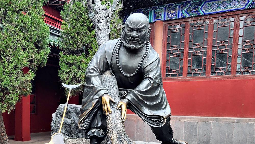 长脖子爸比说|河南这座寺庙因鲁智深闻名,全国唯一四面观音木雕,耗时58年雕成