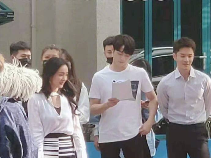 杨幂|杨幂穿高定出席活动，含胸驼背仪态差，生图法令纹明显状态糟糕