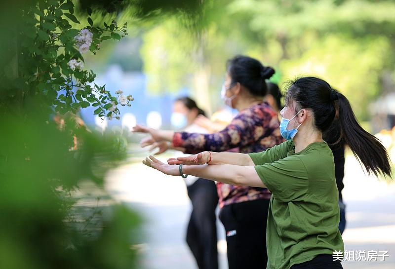 购房置业|网友：让城市退休老人到农村买房，缓解城市房价、交通、人口拥挤，老人愿意吗？