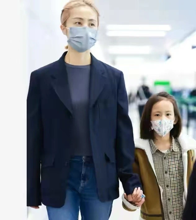 时尚风行派 黄磊携娇妻走机场!孙莉染金发颜值暴跌,二女儿穿搭时尚比多多美
