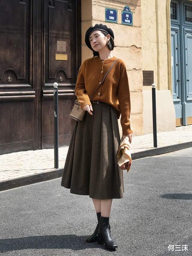 何三沫 40岁的女人不要胡乱扮嫩，可以试试针织开衫配半身裙，温柔又减龄