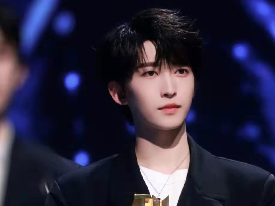 周深|星光璀璨！周深刘雨昕刘宇乐华新女团NAME亮相TMEA年度盛典