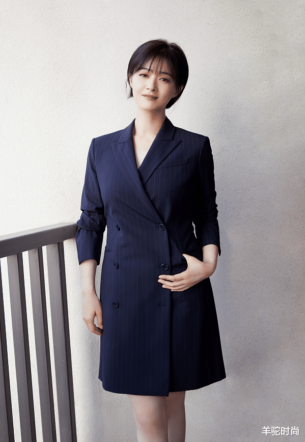 美甲|看了蒋欣这么穿衣服都不用减肥了，显瘦还有点显高，真挺遮肉的