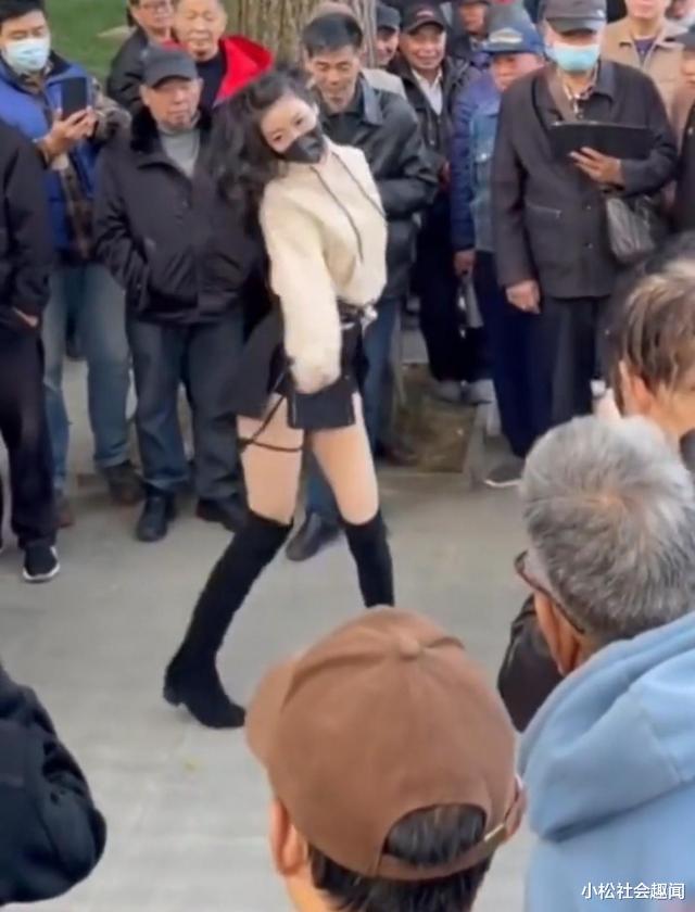 宁波:女子穿短裙在公园搔首弄姿引发热议,一群大爷看得津津有味