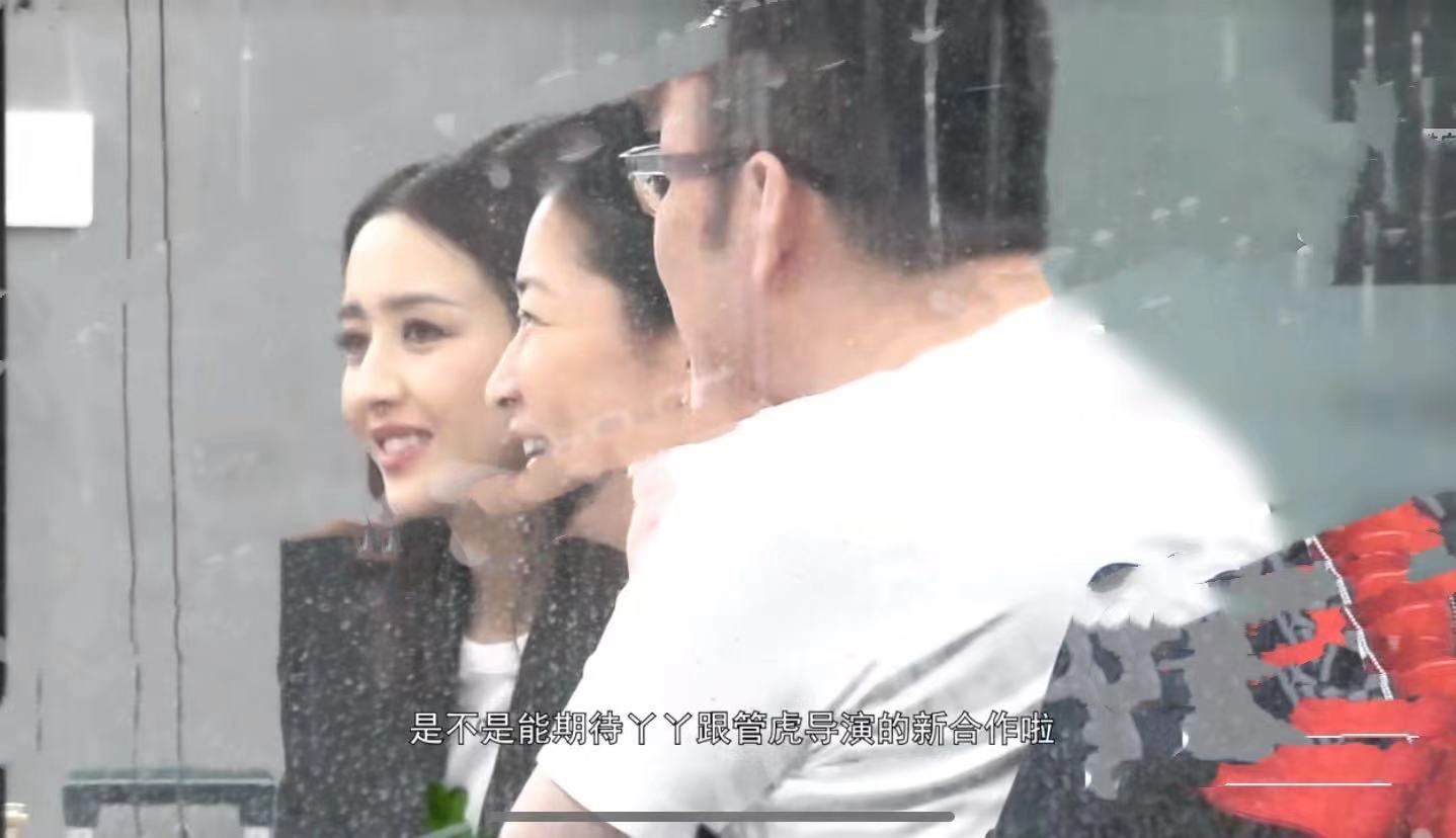 佟丽娅|佟丽娅离婚后首现身！背万元奢侈包心情好，化精致浓妆气场全开