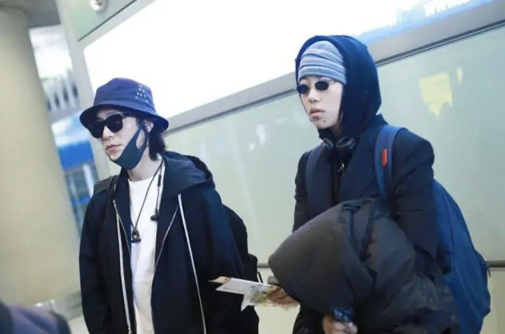 陈坤|窦靖童和陈坤同框，两人同穿黑色并肩前行，有种好兄弟的即视感