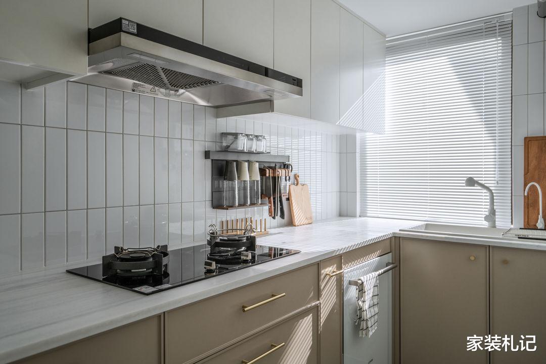 73m2两房，玄关进门就有衣柜、洗手台，好看实用颜值高