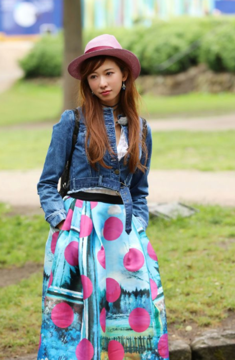 岳云鹏|日本媳妇林志玲真会穿，穿黑色连衣裙高挑时髦，端庄优雅真有气质