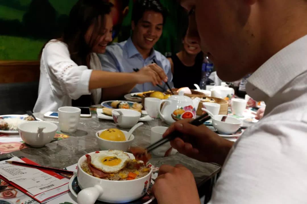 中餐廳唱“美國國歌”，2名華裔男子拍案離席，拒絕支付賬單-圖5