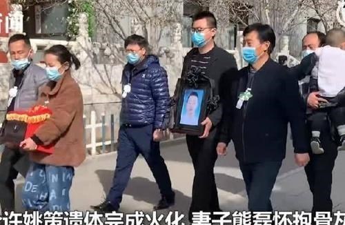 姚策|郭威给姚策抱遗像是他自愿的，杜粉：他要替姚策尽孝