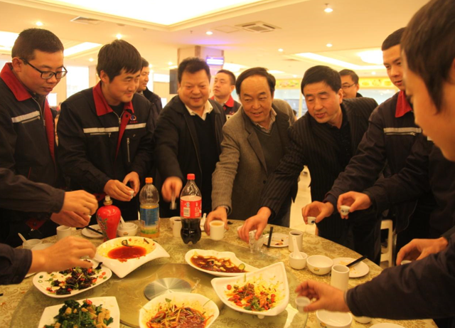 |敬酒时,不会说话总吃亏,聪明人会说“3种话”,领导爱听