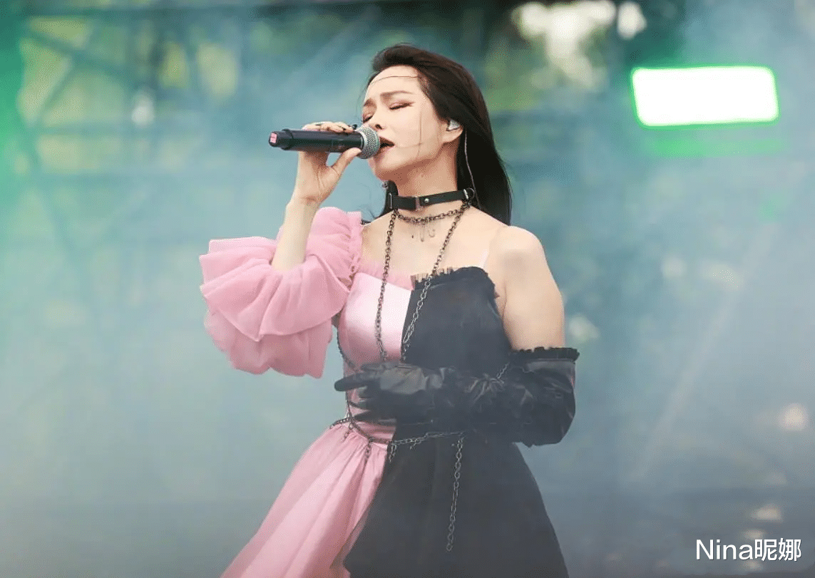 Nina昵娜|伊能静首次携子走机场，穿泡泡袖秀花瓶身材，儿子全程牵手似妈宝男