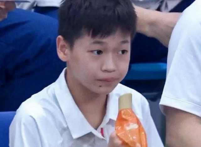 各抒己见 真干饭人！全红婵三姐弟团聚，红姐走路风风火火，大口吃肉太欢乐