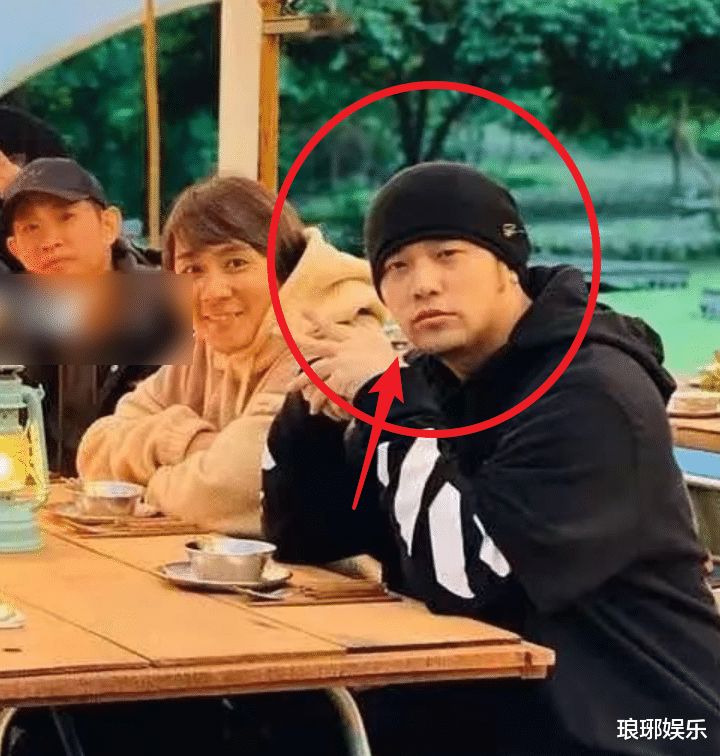 吴京|周杰伦昆凌带儿子一起出游，看清二人玩什么，原来这就是有钱人的快乐