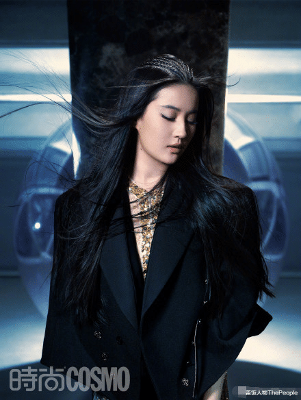 杨幂|2022第一卷！杨幂穿高定，舒淇戴百万元珠宝，欧阳娜娜连登两封面