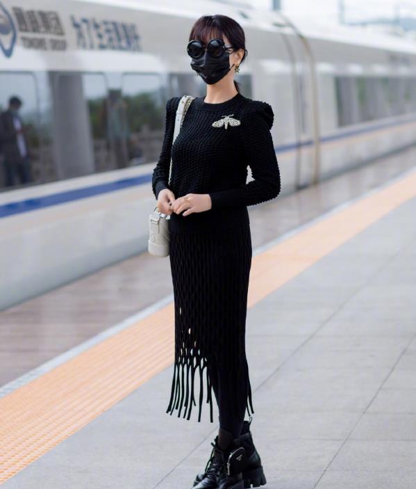 黄景瑜|赵雅芝奶奶年纪不服老，模仿00后穿“贴肉装”，优雅老去很难吗