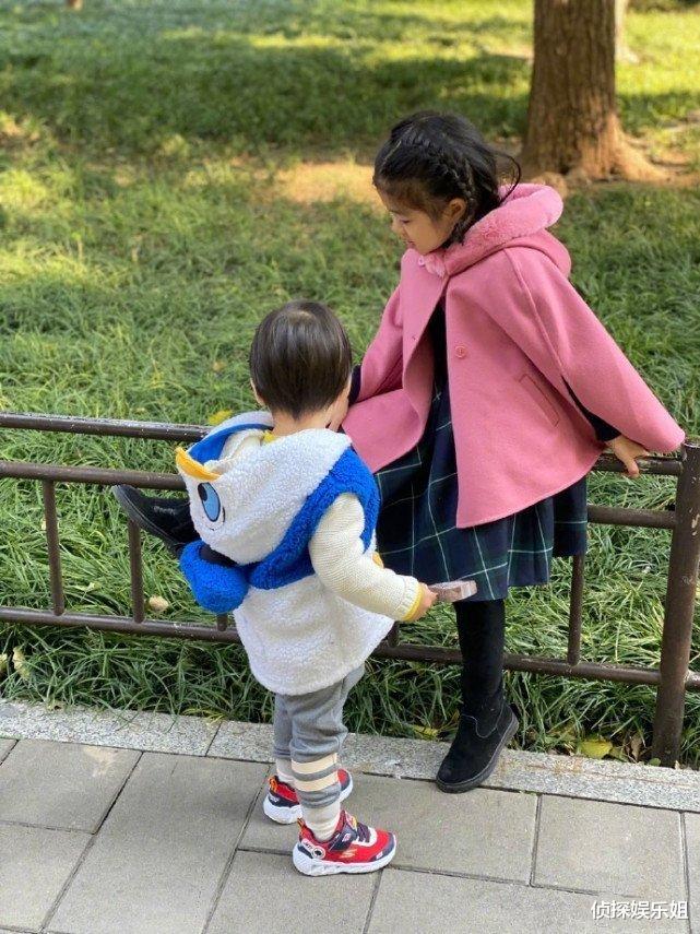 章子怡|章子怡与女儿亲子锻炼，醒醒被妈妈亲自压韧带，母女配合太有爱