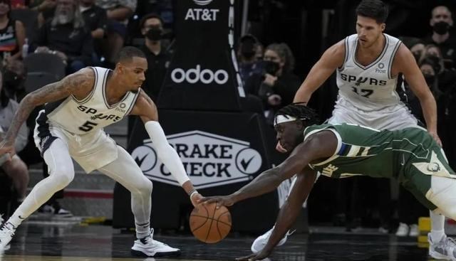 曲依成星座迷 又打起来了，挥拳相向！30+10+9，字母哥真的挡不住啊！