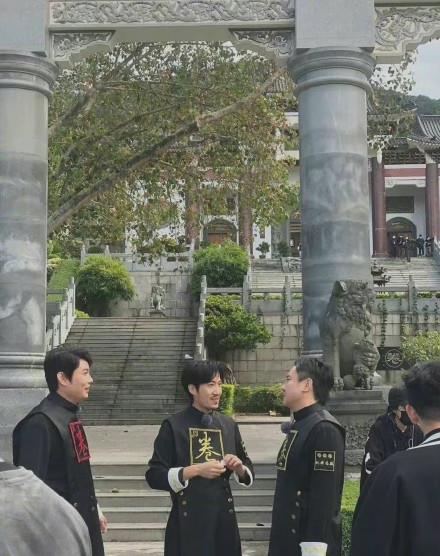 房姐地产观 开心麻花团综路透：沈腾开三轮车搞怪接地气，宋祖儿复古穿搭吸睛
