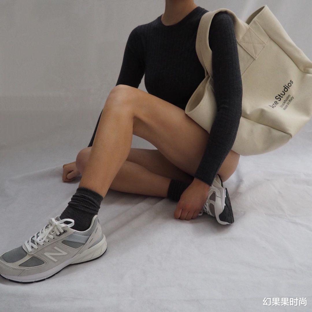 幻果果时尚|韩妞都怎么搭配袜子?2021精选袜子穿搭公式,跟欧腻学习准没错!