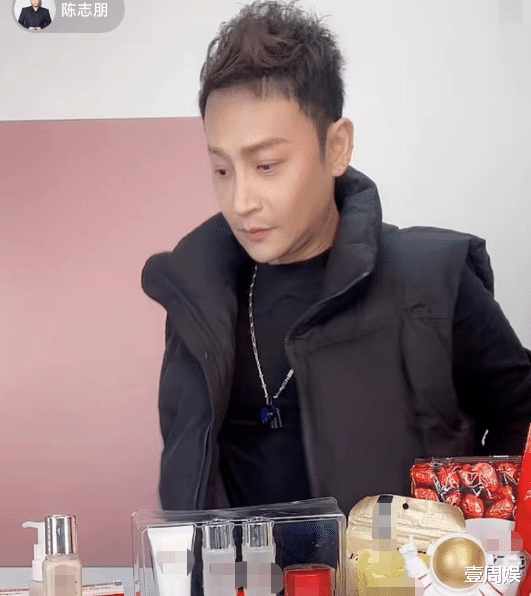 带货|50岁陈志朋带货太拼了，深夜在直播间卖唱，网友：终于正常了！