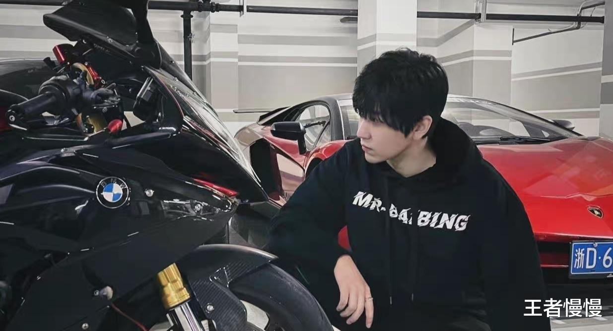 白冰|网红白冰品尝美食出现弊端，体重飙升至170斤，直言要开始减肥了