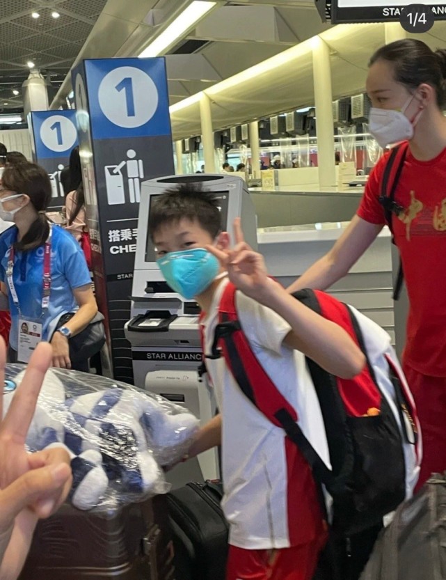 时尚风行派|全红婵再夺冠心情大好!穿运动装站C位,变考拉抱紧师姐太可爱