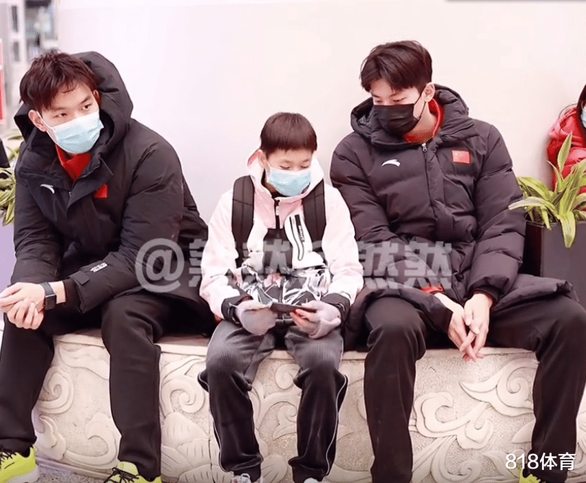 全红婵|齁甜! 汪顺见全红婵戴手套很好奇, 红姐360度演示, 四目相对会心一笑