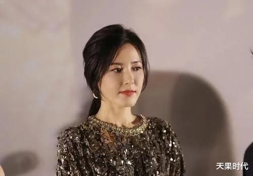 天果时代|曾黎真不显年龄,穿“玻钻裙”站人群高挑又养眼,谁看得出她44岁