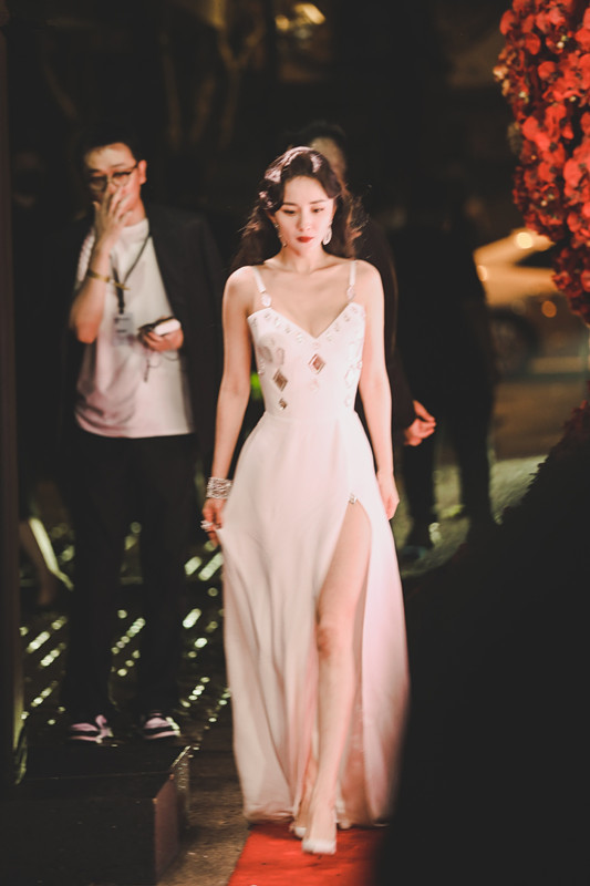 时尚潮流生活 杨幂也太美了，穿吊带开叉裙出席活动，全场被一个辣妈抢了风头！