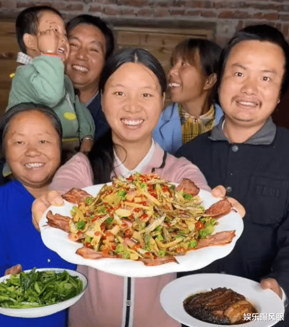 |不装了？小春花当众掀上衣，孕肚神奇“消失”，网友：怀了个哪吒