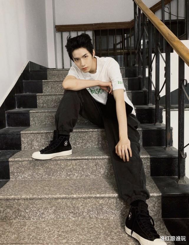 小姐姐|眼神杀、侧脸杀、歪头杀！刘耀文，一张脸满足所有少女心