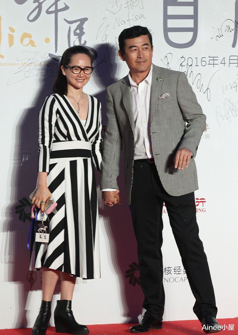 Ainee小屋|高明远现实中的妻子这么美,穿拼接薄纱裙挺富贵,收腰显出好身材